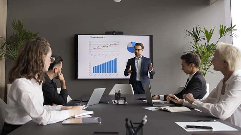 Carreras más demandadas y mejor remuneradas hoy en día: orientación profesional