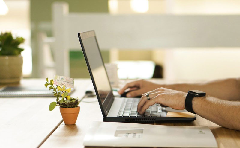 Cursos online con certificación reconocida que puedes hacer desde casa (y trabajar mientras estudias)